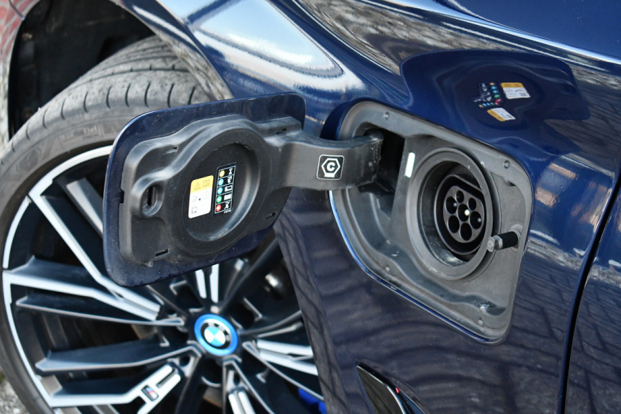 BMW 5 Serie 545e xDrive M-Sport Pano ACC HUD 20inch 360 Laser HiFi Adp-demping