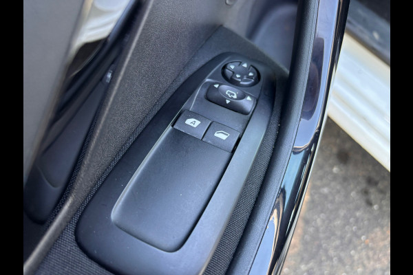 Peugeot 208 1.2 PureTech Signature | Cruise + Navi + " 151.000 " KM NAP |