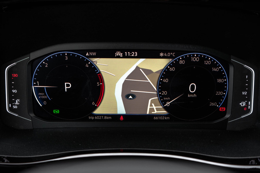 Volkswagen Transporter Caravelle | Automaat | Led | Camera | Carplay | Navi | Zijschuifdeur R+L | Adapt.Cruise | Trekhaak