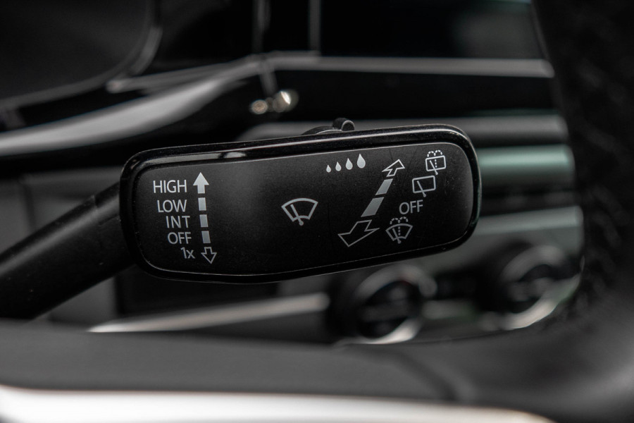 Volkswagen Transporter Caravelle | Automaat | Led | Camera | Carplay | Navi | Zijschuifdeur R+L | Adapt.Cruise | Trekhaak