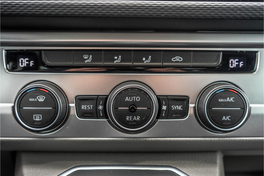 Volkswagen Transporter Caravelle | Automaat | Led | Camera | Carplay | Navi | Zijschuifdeur R+L | Adapt.Cruise | Trekhaak