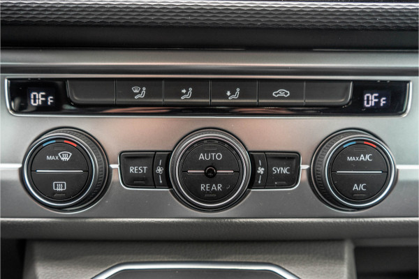 Volkswagen Transporter Caravelle | Automaat | Led | Camera | Carplay | Navi | Zijschuifdeur R+L | Adapt.Cruise | Trekhaak