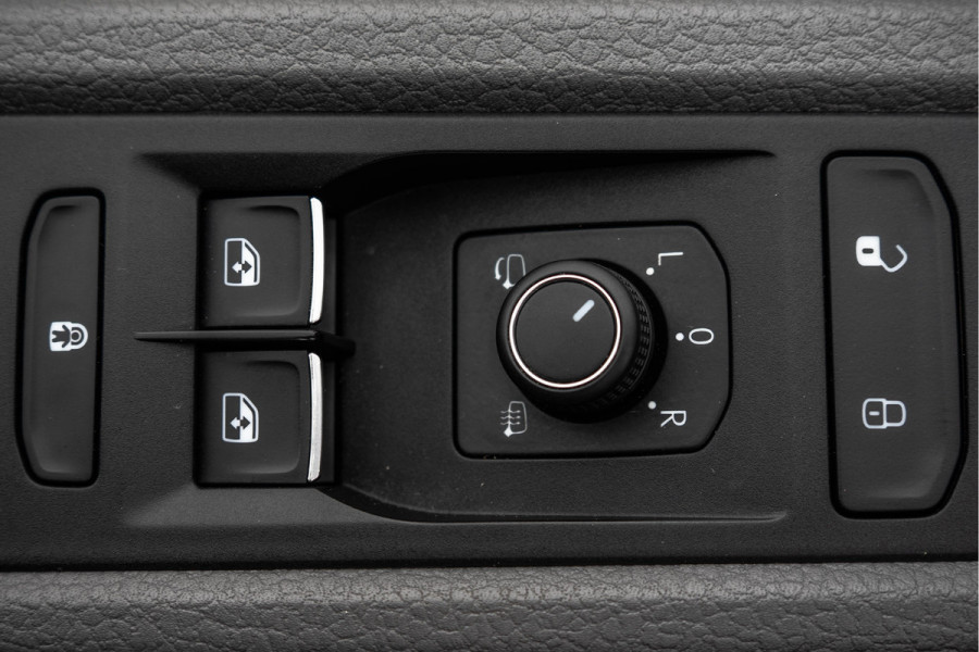 Volkswagen Transporter Caravelle | Automaat | Led | Camera | Carplay | Navi | Zijschuifdeur R+L | Adapt.Cruise | Trekhaak