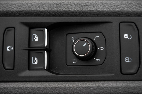 Volkswagen Transporter Caravelle | Automaat | Led | Camera | Carplay | Navi | Zijschuifdeur R+L | Adapt.Cruise | Trekhaak