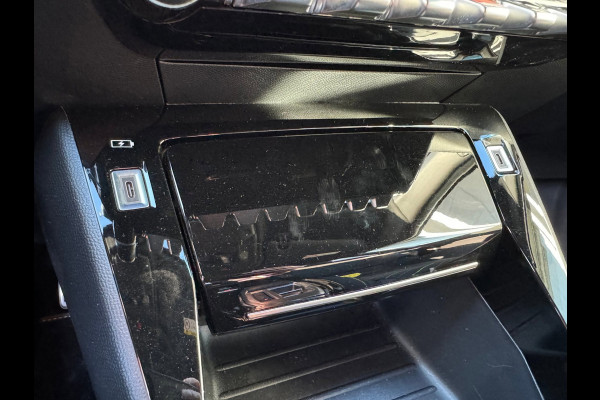 Peugeot 2008 1.2 Hybrid 136 GT Elektr bed. voorstoel / Alcantara / 360 camera / Navi / Stoelverwarming / Keyless
