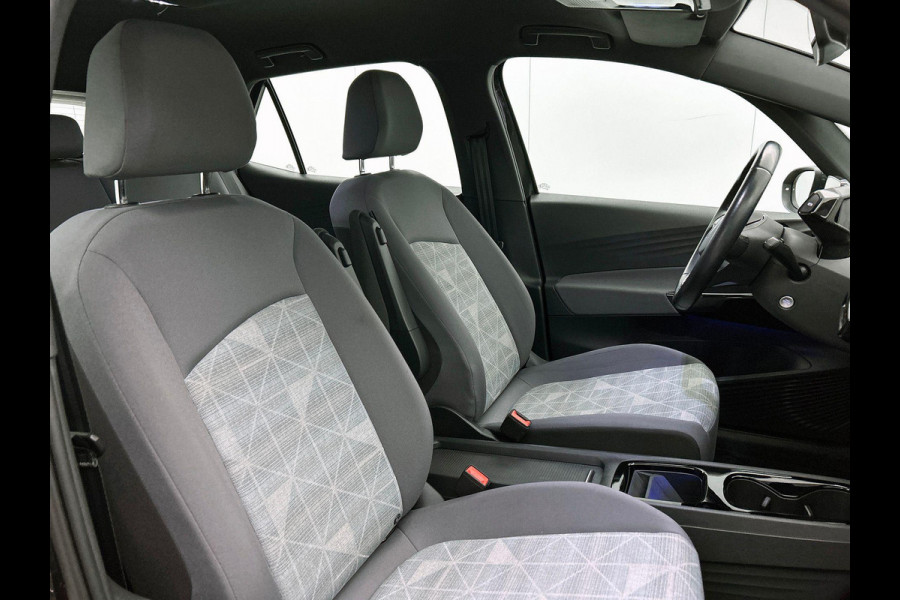 Volkswagen ID.3 Pro 58 kWh Navigatie Apple Carplay/Android Auto Camera Parkeersensoren Adaptive Cruise Control Full LED Matrix Stoel- en stuurverwarming Lichtmetalen velgen Climate Control