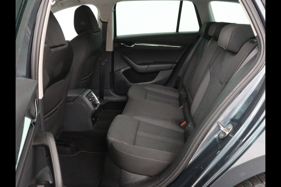 Škoda Octavia 1.4 TSI iV PHEV Business Edition Plus | Stoelverwarming | Trekhaak | Camera | Adaptive cruise | Carplay | Sfeerverlichting | Navigatie | Side Assist | Stuurverwarming | Plug In