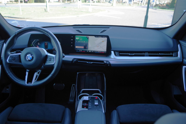BMW X1 sDrive20i 170 PK M-Sport, Panoramadak, Adap. Cruise Control, Kuipstoelen, LED