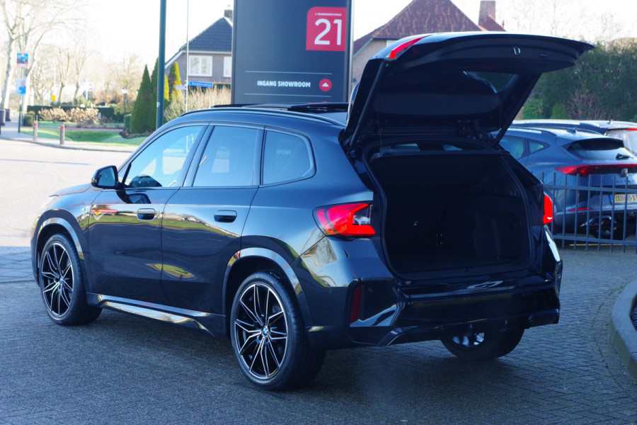BMW X1 sDrive20i 170 PK M-Sport, Panoramadak, Adap. Cruise Control, Kuipstoelen, LED