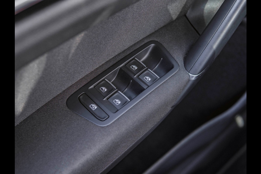 Volkswagen Golf Sportsvan 1.5 TSI ACT Highline Edition 1jr Garantie|Pano|Cruise|Trekhaak|Stoel-en Stuurverwarming|Navi|Camera