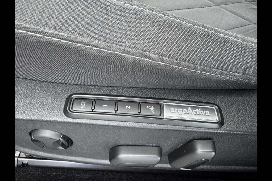 Volkswagen Golf 1.5 TSI Style | Adaptive Cruise Control | Head-Up Display | Massage | DAB | Parkeersensoren |