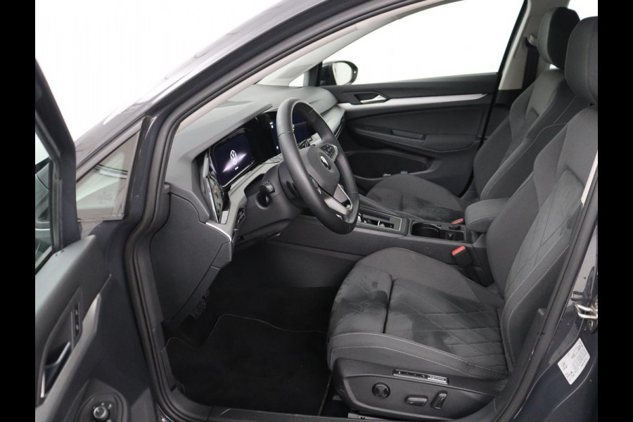 Volkswagen Golf 1.0 eTSI Life Business | Stoelverwarming | Trekhaak | Camera | Adaptive cruise | Carplay | Sfeerverlichting | Memory | Side Assist | Climate control | Full LED