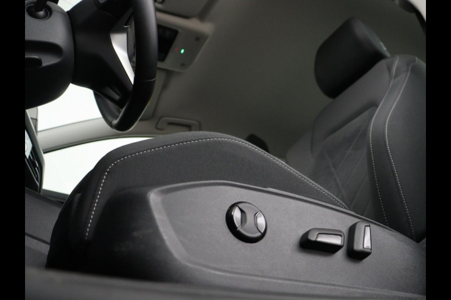 Volkswagen Golf 1.0 eTSI Life Business | Stoelverwarming | Trekhaak | Camera | Adaptive cruise | Carplay | Sfeerverlichting | Memory | Side Assist | Climate control | Full LED