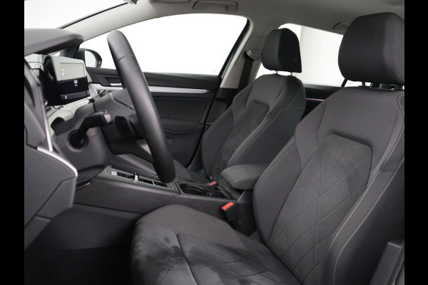 Volkswagen Golf 1.0 eTSI Life Business | Stoelverwarming | Trekhaak | Camera | Adaptive cruise | Carplay | Sfeerverlichting | Memory | Side Assist | Climate control | Full LED