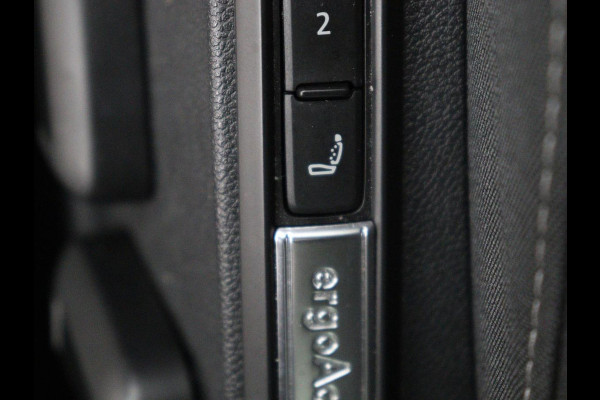 Volkswagen Golf 1.0 eTSI Life Business | Stoelverwarming | Trekhaak | Camera | Adaptive cruise | Carplay | Sfeerverlichting | Memory | Side Assist | Climate control | Full LED