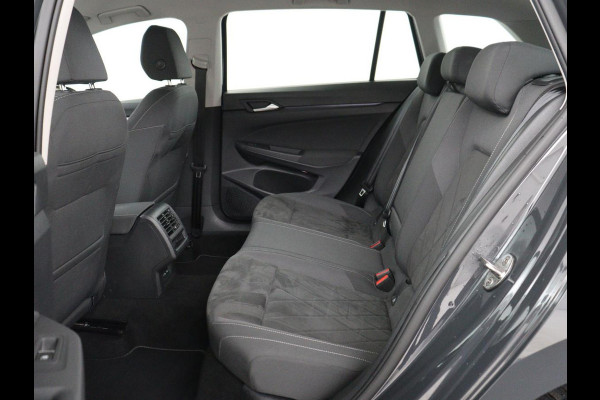 Volkswagen Golf 1.0 eTSI Life Business | Stoelverwarming | Trekhaak | Camera | Adaptive cruise | Carplay | Sfeerverlichting | Memory | Side Assist | Climate control | Full LED