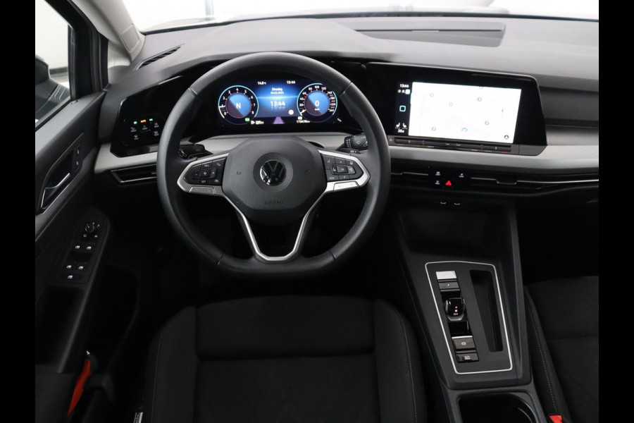 Volkswagen Golf 1.0 eTSI Life Business | Stoelverwarming | Trekhaak | Camera | Adaptive cruise | Carplay | Sfeerverlichting | Memory | Side Assist | Climate control | Full LED
