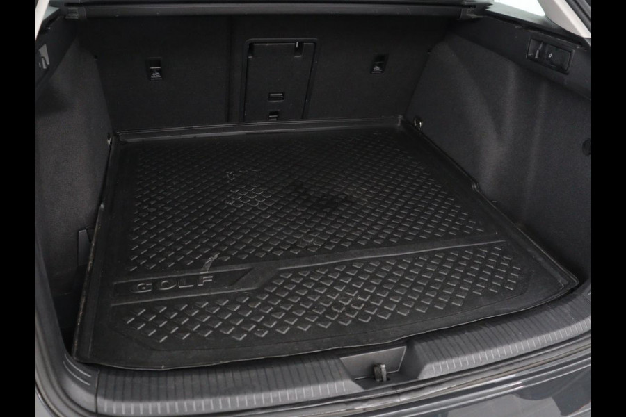 Volkswagen Golf 1.0 eTSI Life Business | Stoelverwarming | Trekhaak | Camera | Adaptive cruise | Carplay | Sfeerverlichting | Memory | Side Assist | Climate control | Full LED