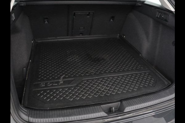 Volkswagen Golf 1.0 eTSI Life Business | Stoelverwarming | Trekhaak | Camera | Adaptive cruise | Carplay | Sfeerverlichting | Memory | Side Assist | Climate control | Full LED