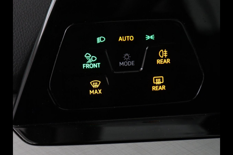 Volkswagen Golf 1.0 eTSI Life Business | Stoelverwarming | Trekhaak | Camera | Adaptive cruise | Carplay | Sfeerverlichting | Memory | Side Assist | Climate control | Full LED