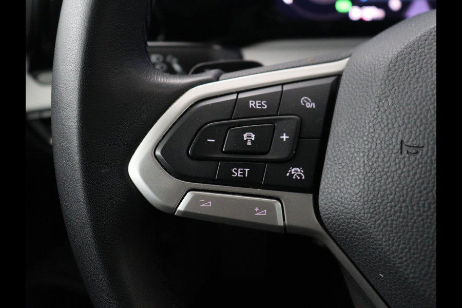 Volkswagen Golf 1.0 eTSI Life Business | Stoelverwarming | Trekhaak | Camera | Adaptive cruise | Carplay | Sfeerverlichting | Memory | Side Assist | Climate control | Full LED