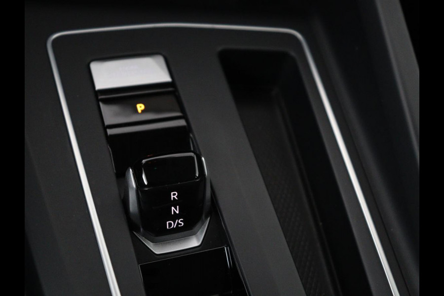 Volkswagen Golf 1.0 eTSI Life Business | Stoelverwarming | Trekhaak | Camera | Adaptive cruise | Carplay | Sfeerverlichting | Memory | Side Assist | Climate control | Full LED