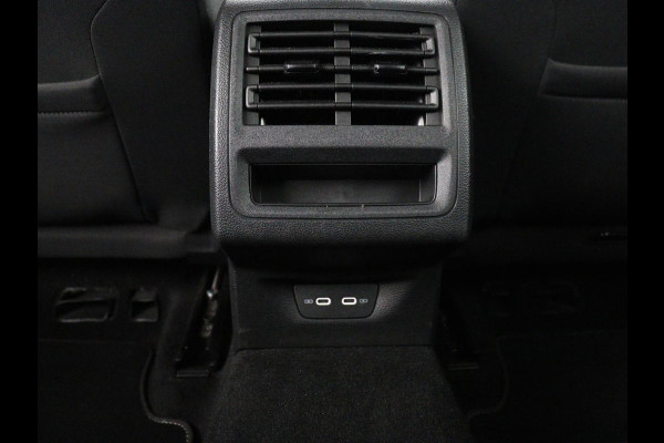 Volkswagen Golf 1.0 eTSI Life Business | Stoelverwarming | Trekhaak | Camera | Adaptive cruise | Carplay | Sfeerverlichting | Memory | Side Assist | Climate control | Full LED