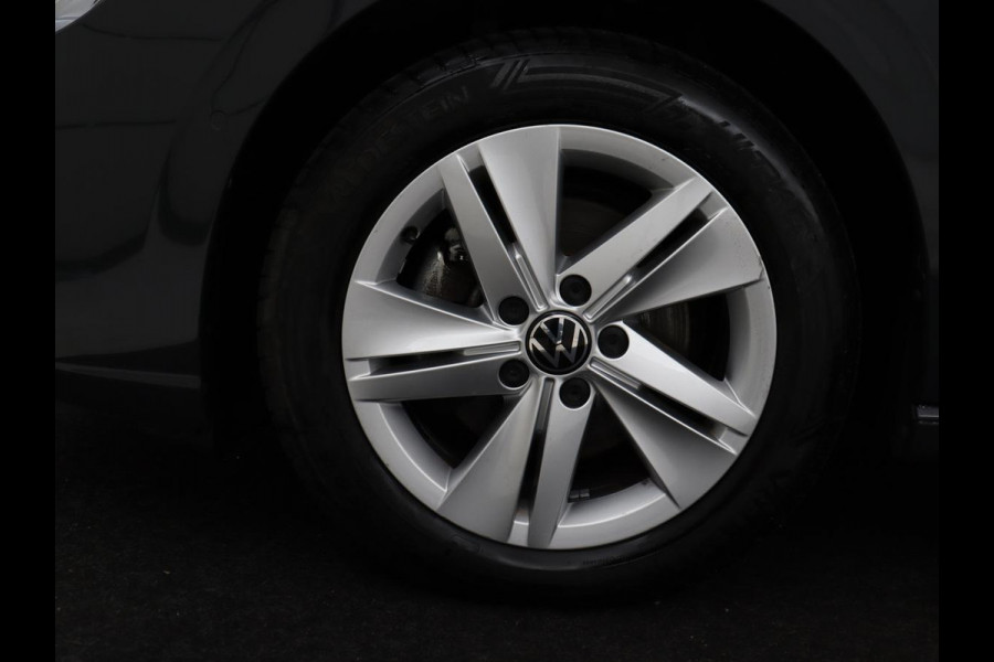 Volkswagen Golf 1.0 eTSI Life Business | Stoelverwarming | Trekhaak | Camera | Adaptive cruise | Carplay | Sfeerverlichting | Memory | Side Assist | Climate control | Full LED