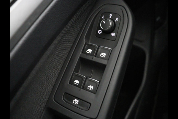 Volkswagen Golf 1.0 eTSI Life Business | Stoelverwarming | Trekhaak | Camera | Adaptive cruise | Carplay | Sfeerverlichting | Memory | Side Assist | Climate control | Full LED