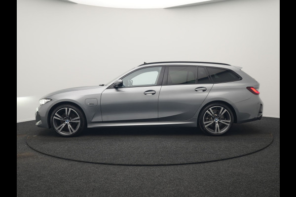 BMW 3 Serie Touring 330e M Sport FACELIFT Plug In Hybrid 293pk Dealer O.H. PHEV | Trekhaak Af Fabriek | Panodak | Harman / Kardon | Sfeerverlichting | Sportstoelen Verwarmd | Widescreen Navi | Apple Carplay | Blis | DAB |