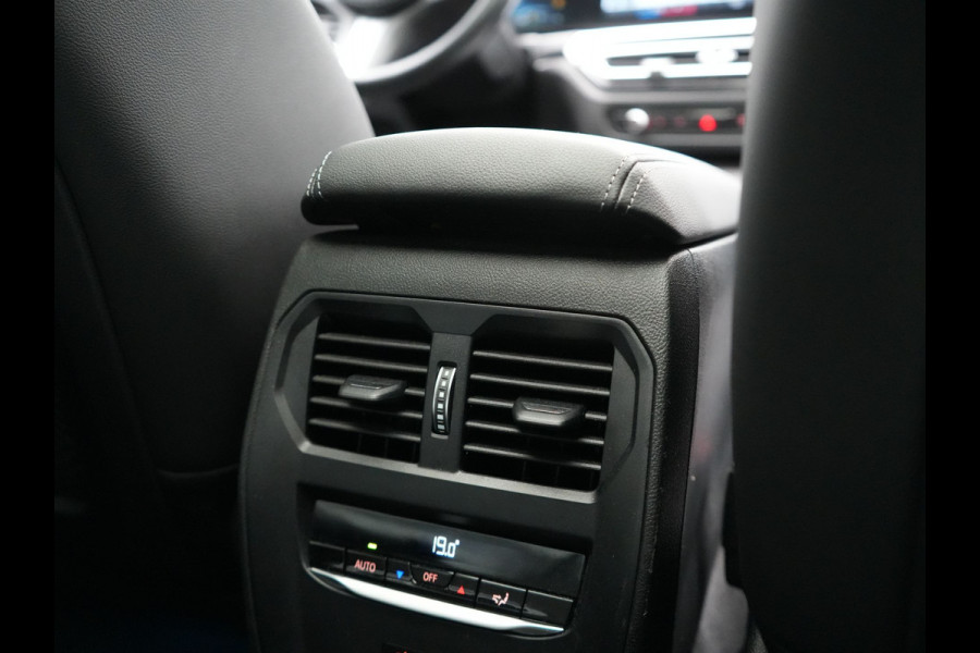 BMW 3 Serie Touring 330e M Sport FACELIFT Plug In Hybrid 293pk Dealer O.H. PHEV | Trekhaak Af Fabriek | Panodak | Harman / Kardon | Sfeerverlichting | Sportstoelen Verwarmd | Widescreen Navi | Apple Carplay | Blis | DAB |
