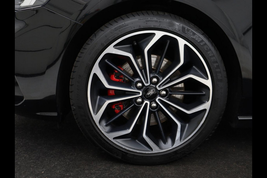 Ford Focus 1.0 EcoBoost ST Line | Panoramadak | Trekhaak | Stoelverwarming | Adaptive cruise | Camera | B&O Sound | Carplay | Navigatie | Full LED | Climate control | Bluetooth