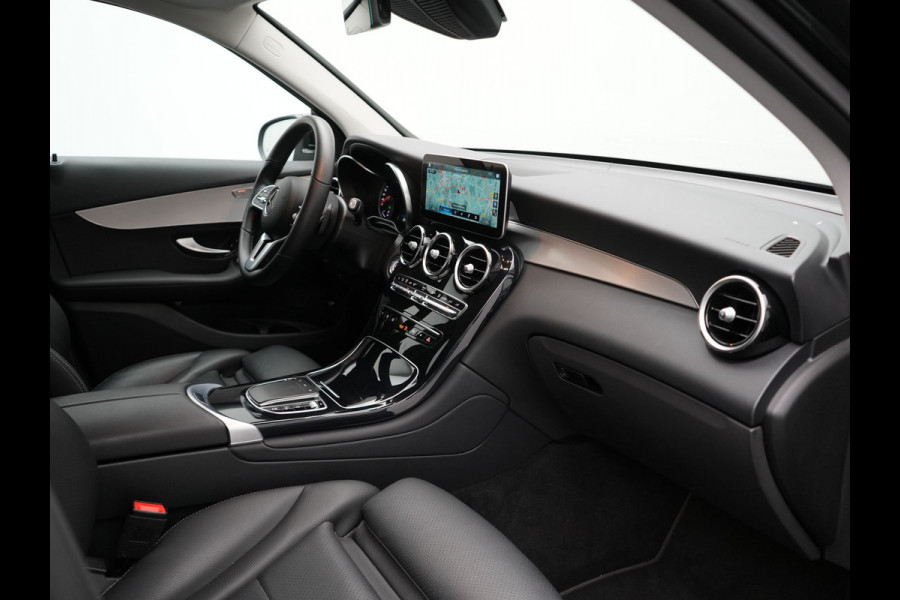 Mercedes-Benz GLC 300e 4MATIC Premium Plug In Hybrid 320pk Dealer O.H. PHEV | Adaptive Cruise | Camera | Lederen Sportstoelen Verwarmd | Apple Carplay | Navigatie | Blis | DAB | 19"L.M |