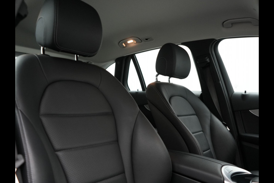 Mercedes-Benz GLC 300e 4MATIC Premium Plug In Hybrid 320pk Dealer O.H. PHEV | Adaptive Cruise | Camera | Lederen Sportstoelen Verwarmd | Apple Carplay | Navigatie | Blis | DAB | 19"L.M |