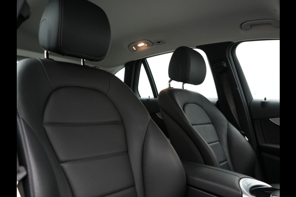 Mercedes-Benz GLC 300e 4MATIC Premium Plug In Hybrid 320pk Dealer O.H. PHEV | Adaptive Cruise | Camera | Lederen Sportstoelen Verwarmd | Apple Carplay | Navigatie | Blis | DAB | 19"L.M |