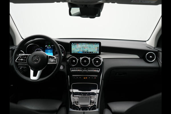 Mercedes-Benz GLC 300e 4MATIC Premium Plug In Hybrid 320pk Dealer O.H. PHEV | Adaptive Cruise | Camera | Lederen Sportstoelen Verwarmd | Apple Carplay | Navigatie | Blis | DAB | 19"L.M |