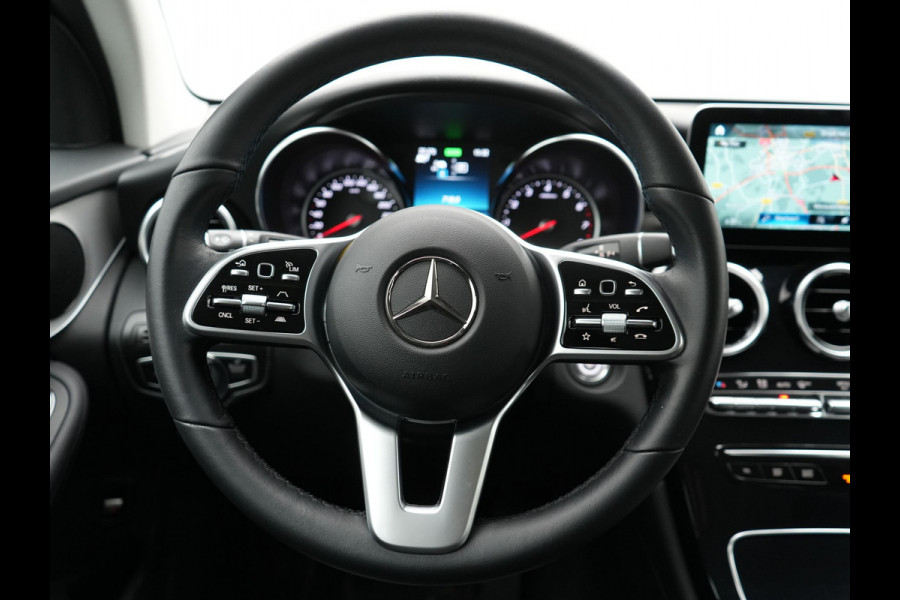 Mercedes-Benz GLC 300e 4MATIC Premium Plug In Hybrid 320pk Dealer O.H. PHEV | Adaptive Cruise | Camera | Lederen Sportstoelen Verwarmd | Apple Carplay | Navigatie | Blis | DAB | 19"L.M |