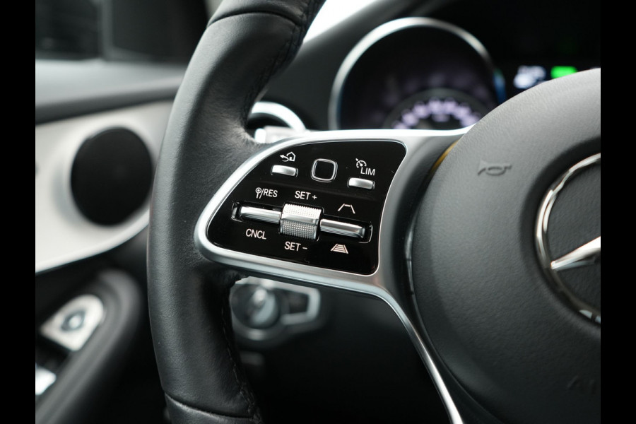 Mercedes-Benz GLC 300e 4MATIC Premium Plug In Hybrid 320pk Dealer O.H. PHEV | Adaptive Cruise | Camera | Lederen Sportstoelen Verwarmd | Apple Carplay | Navigatie | Blis | DAB | 19"L.M |