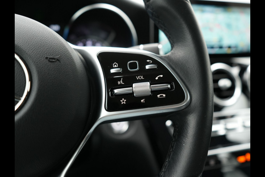 Mercedes-Benz GLC 300e 4MATIC Premium Plug In Hybrid 320pk Dealer O.H. PHEV | Adaptive Cruise | Camera | Lederen Sportstoelen Verwarmd | Apple Carplay | Navigatie | Blis | DAB | 19"L.M |