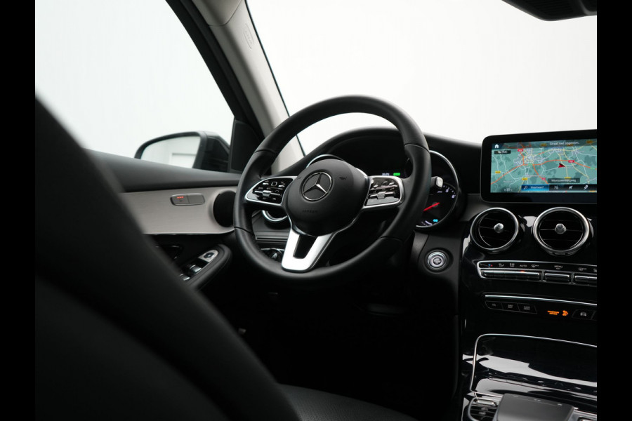 Mercedes-Benz GLC 300e 4MATIC Premium Plug In Hybrid 320pk Dealer O.H. PHEV | Adaptive Cruise | Camera | Lederen Sportstoelen Verwarmd | Apple Carplay | Navigatie | Blis | DAB | 19"L.M |