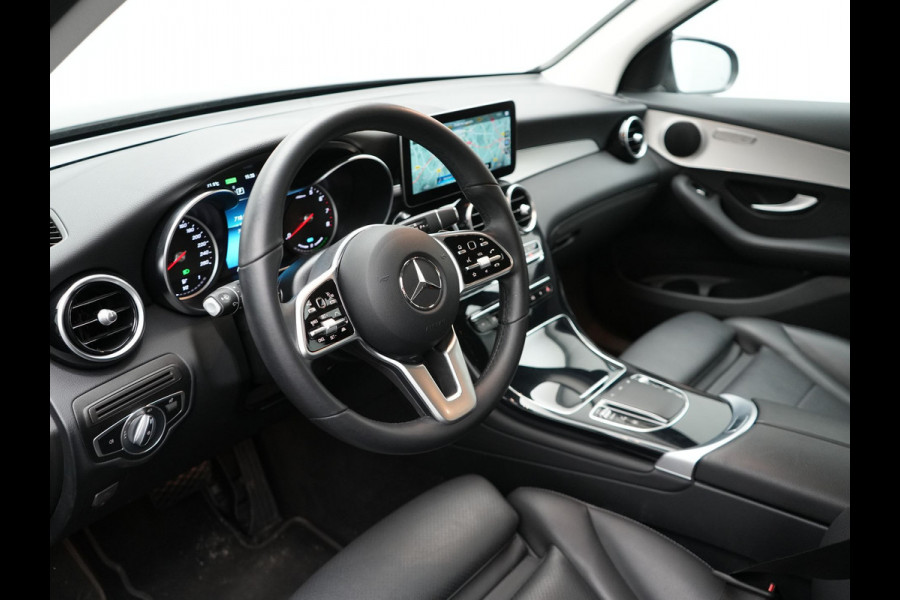 Mercedes-Benz GLC 300e 4MATIC Premium Plug In Hybrid 320pk Dealer O.H. PHEV | Adaptive Cruise | Camera | Lederen Sportstoelen Verwarmd | Apple Carplay | Navigatie | Blis | DAB | 19"L.M |