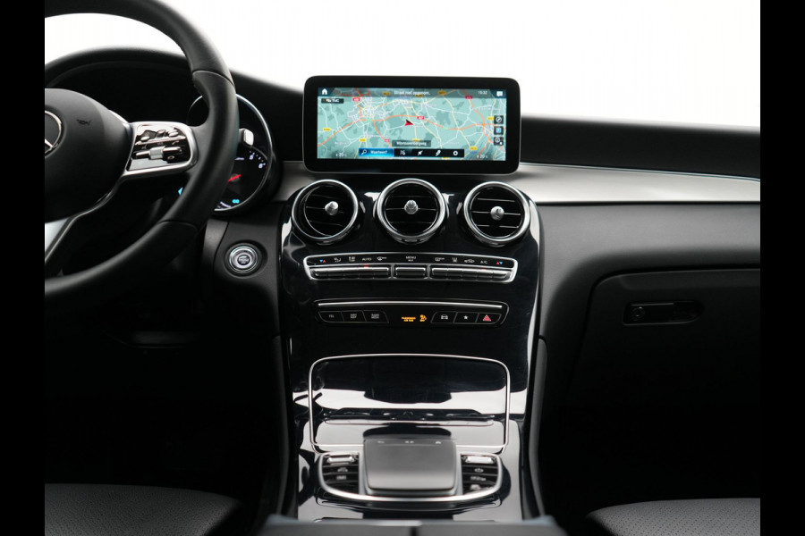 Mercedes-Benz GLC 300e 4MATIC Premium Plug In Hybrid 320pk Dealer O.H. PHEV | Adaptive Cruise | Camera | Lederen Sportstoelen Verwarmd | Apple Carplay | Navigatie | Blis | DAB | 19"L.M |
