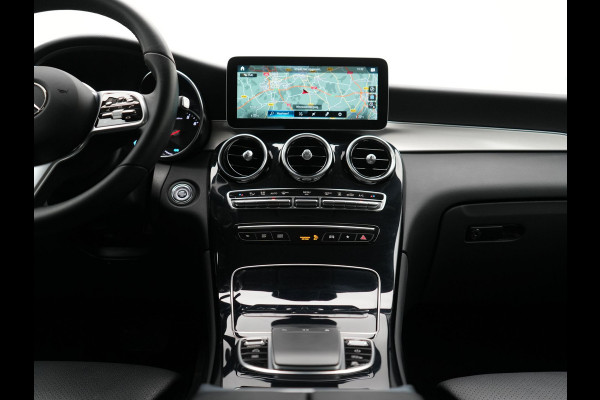 Mercedes-Benz GLC 300e 4MATIC Premium Plug In Hybrid 320pk Dealer O.H. PHEV | Adaptive Cruise | Camera | Lederen Sportstoelen Verwarmd | Apple Carplay | Navigatie | Blis | DAB | 19"L.M |