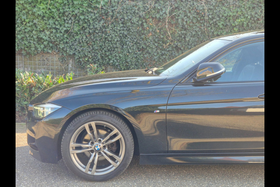 BMW 3-serie 320i M Sport ACC Apple CarPlay Camera Schuifdak Lane assist volle optieslijst H&K High Executive