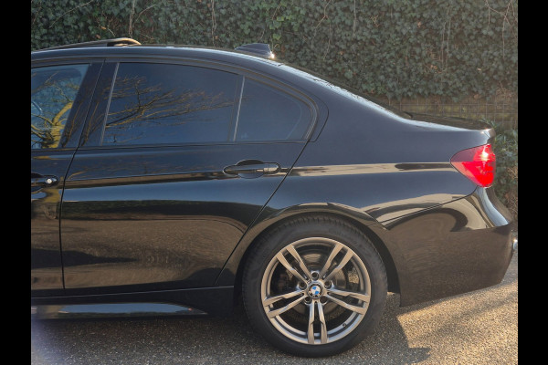 BMW 3-serie 320i M Sport ACC Apple CarPlay Camera Schuifdak Lane assist volle optieslijst H&K High Executive