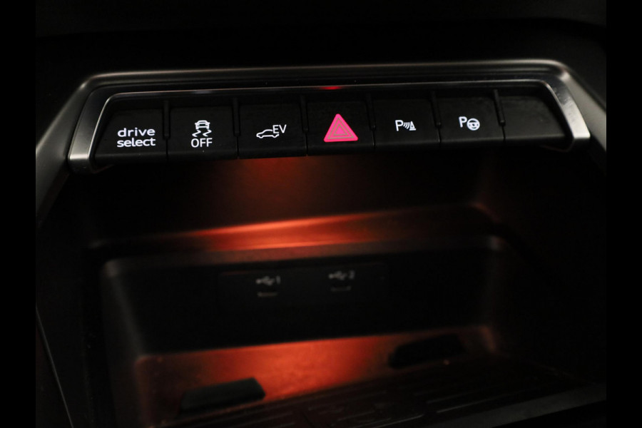 Audi A3 Sportback 45 TFSI e S edition Competition 245pk | Ambient Lighting | Afgevlakt stuur | Audi soundsystem | Parkeerhulp V+A