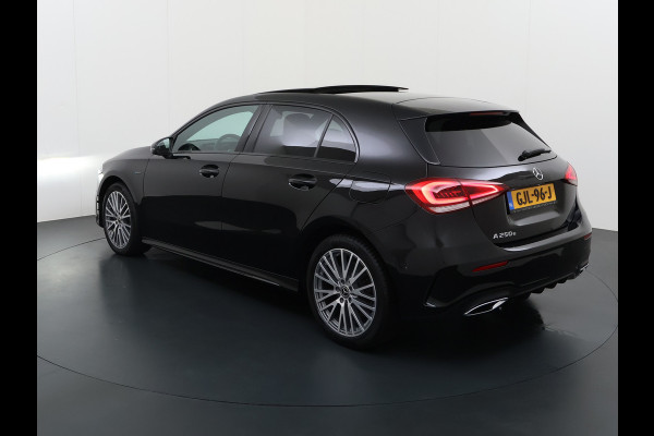 Mercedes-Benz A-Klasse 250e AMG // Panoramadak // Distronic // Carplay // 18" // Nightpakket // All Season Banden // Widescreen