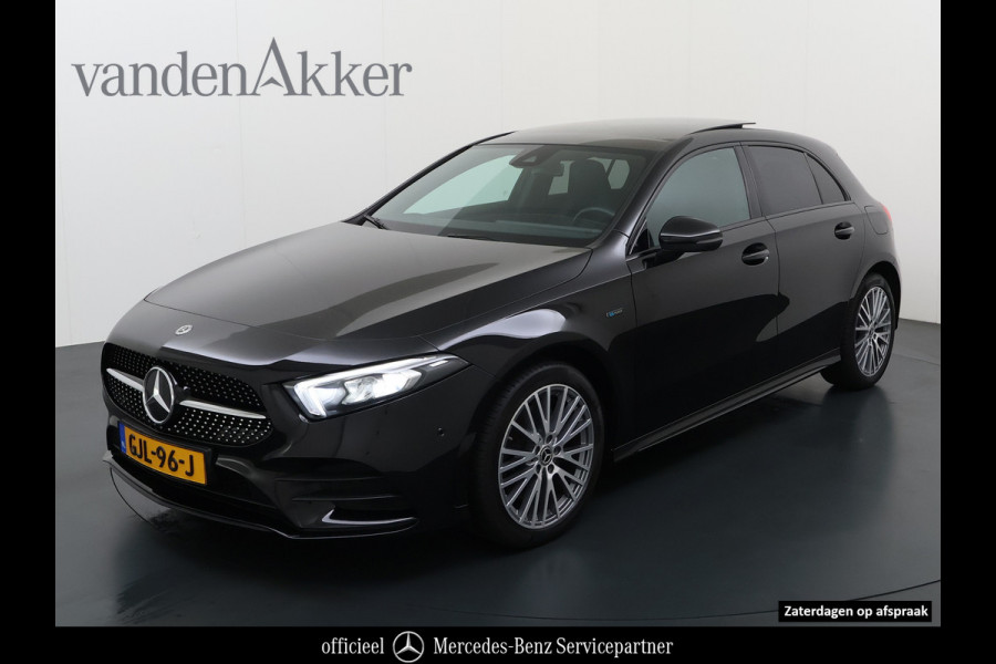 Mercedes-Benz A-Klasse 250e AMG // Panoramadak // Distronic // Carplay // 18" // Nightpakket // All Season Banden // Widescreen