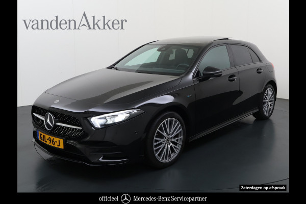 Mercedes-Benz A-Klasse 250e AMG // Panoramadak // Distronic // Carplay // 18" // Nightpakket // All Season Banden // Widescreen