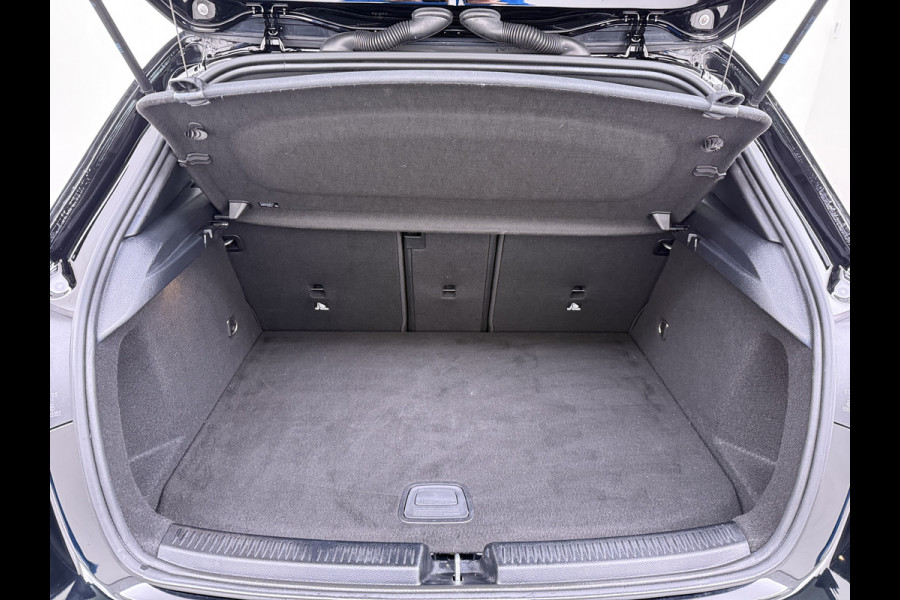 Mercedes-Benz A-Klasse 250e AMG // Panoramadak // Distronic // Carplay // 18" // Nightpakket // All Season Banden // Widescreen